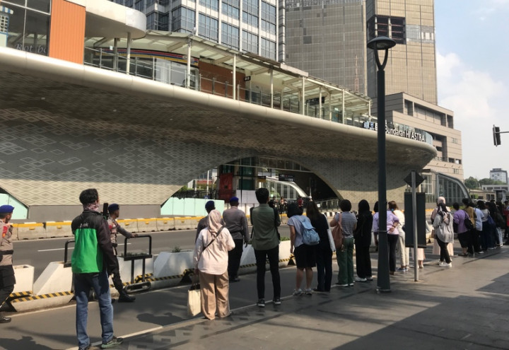 Antusiasme Warga Menunggu Paus Fransiskus Melintas Menuju Bandara