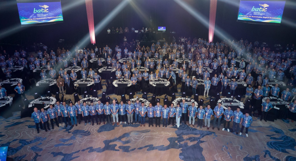 Foto bersama pada acara Opening Conference Bali Annual Telkom International Conference (BATIC) 2024 di The Westin Resort, Nusa Dua, Bali pada Rabu, (28/8). 