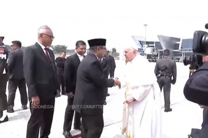 Berangkat ke Papua Nugini, Paus Fransiskus Dilepas Menag Yaqut