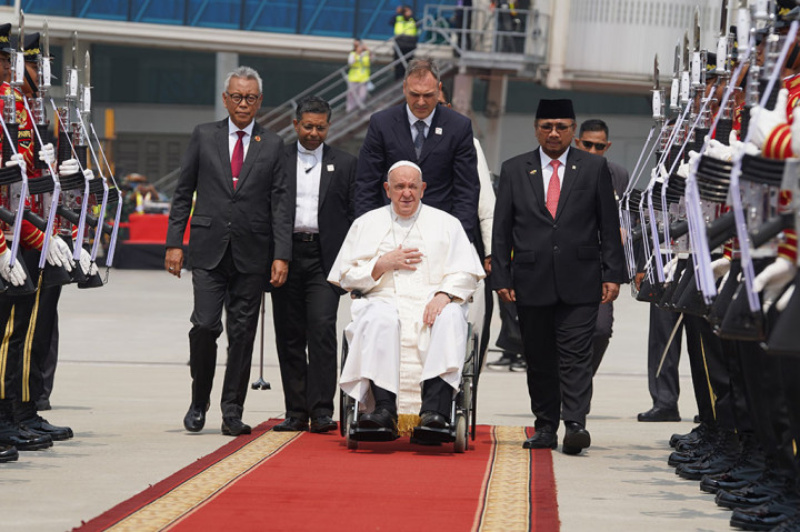 Paus Fransiskus Tinggalkan Indonesia