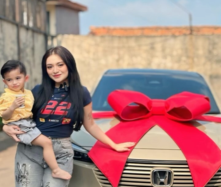 Kembali Nge-DJ, Nathalie Holscher Pamer Belikan Mobil untuk Anak