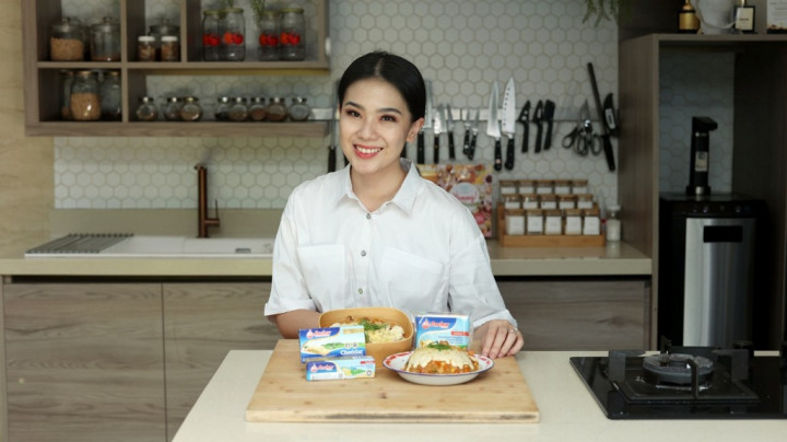 Bikin Bekal Hanya 15 Menit, Ini Resep Cheesy Chicken Fried Rice ala Chef Devina