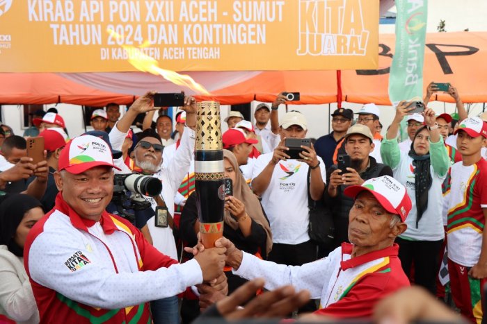 Warga Antusias Saksikan Kirab Obor PON XXI Aceh-Sumut 2024