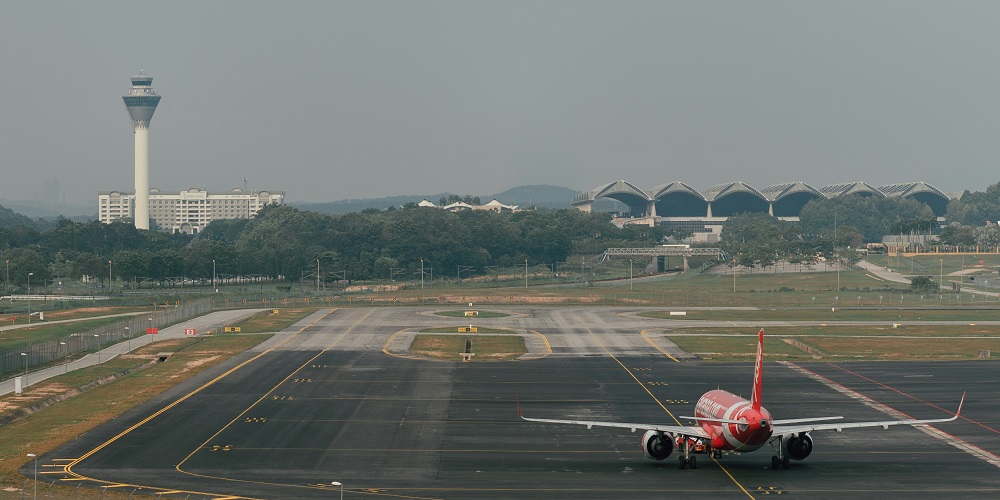 Penerbangan maskapai AirAsia. Foto: Unsplash.