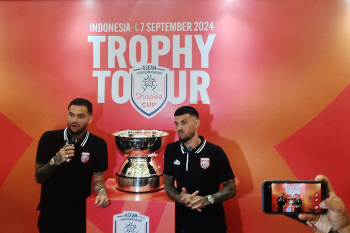 Stefano Lilipaly dan Diego Michiels Meriahkan Tur Trofi Shopee Cup di Jakarta