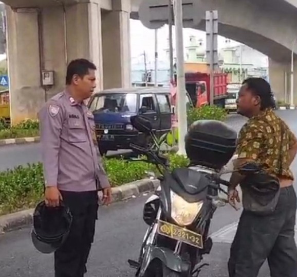 Viral Bhabinkamtibmas Lumpuhkan Pria Bergolok, Langsung Disekolahkan Kapolri