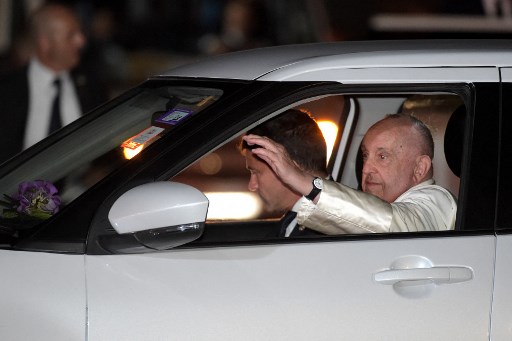 Sampai Di Papua Nugini, Paus Fransiskus Naik Mobil SUV Mungil