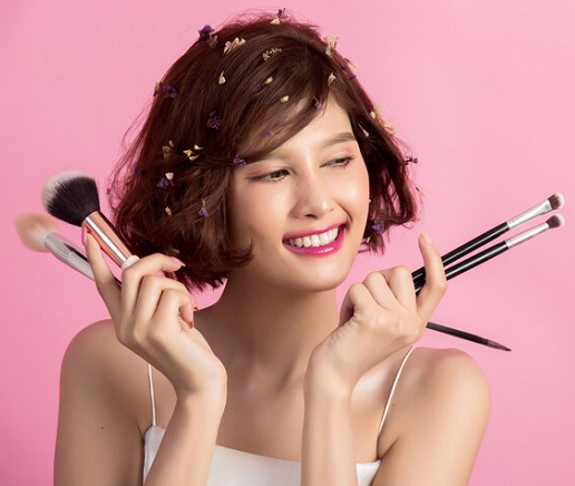 Agar make up terlihat rapi dan flawless, kamu bisa menggunakan alat make up sebagai solusinya.(Foto: Ilustrasi. Dok. Freepik.com)