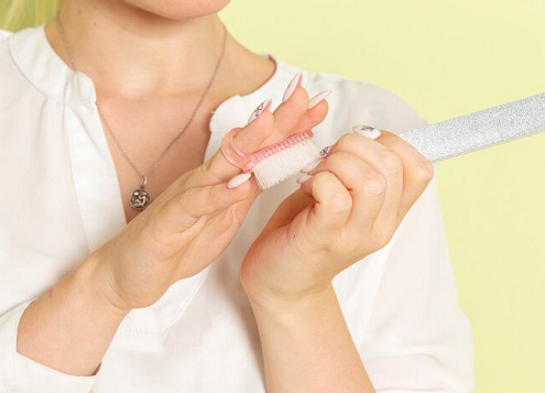 Ingin Menghilangkan Cat Kuku tanpa Aseton? Ini 5 Cara Alternatif Rekomendasi Ahli