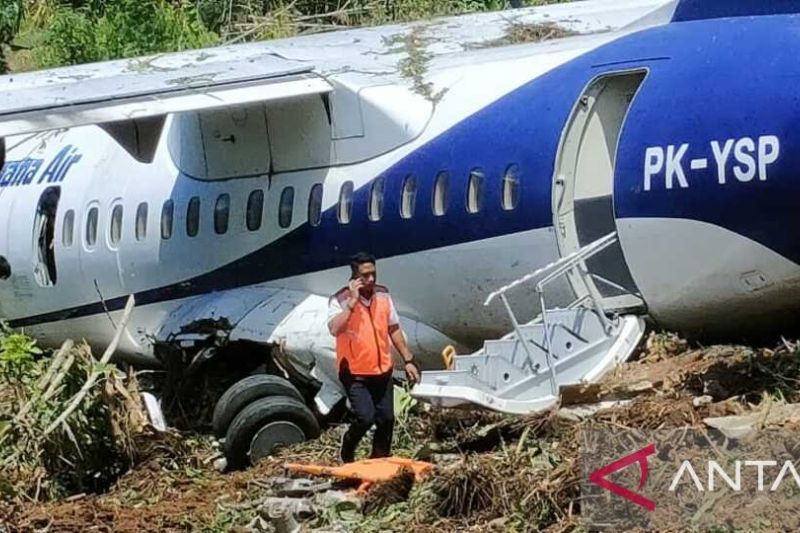 Kondisi pesawat Trigana PK YSP ATR 42-500 yang mengalami kecelakaan di Bandara Kamanap Serui, Senin, 9 September 2024. Antara/HO-Humas Trigana Air.