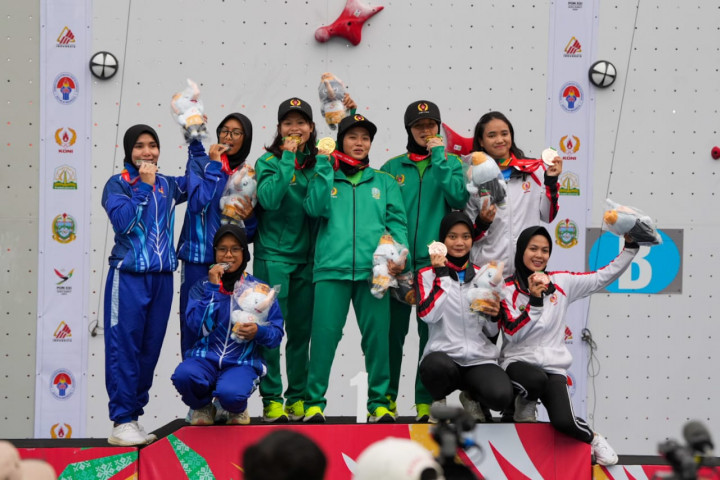 Tim Panjat Tebing Putri Jatim Sabet Emas Nomor Speed Relay