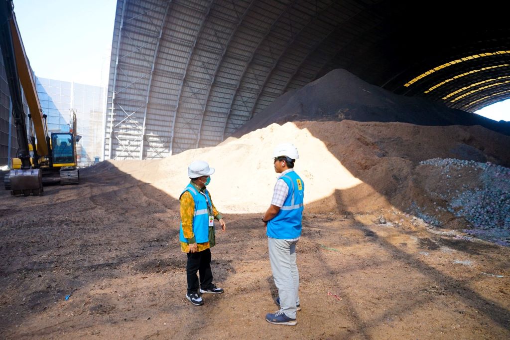 pelaksanaan program cofiring di PLTU Jeranjang menggunakan biomass. Foto: Dokumen PLN IP