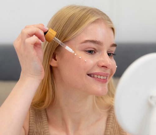 Formula retinol memperkuat perbaikan DNA dan bekerja pada regenerasi lapisan atas kulit. (Foto: Ilustrasi. Dok. Freepik.com)