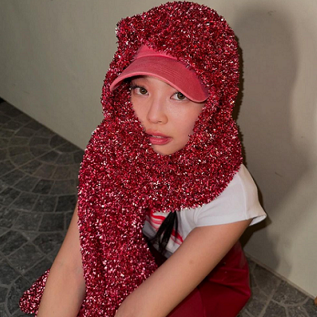 Jennie BLACKPINK Bikin Tren Baru, Mix and Match Topi dengan Shawl Merah Blink-blink