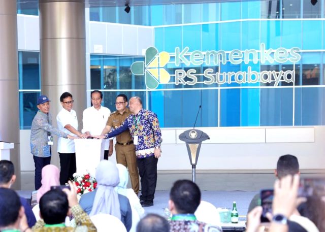 Presiden RI Joko Widodo dan Menkes resmikan RS Kemenkes Surabaya. (Foto: Dok. Birkom Kemenkes)