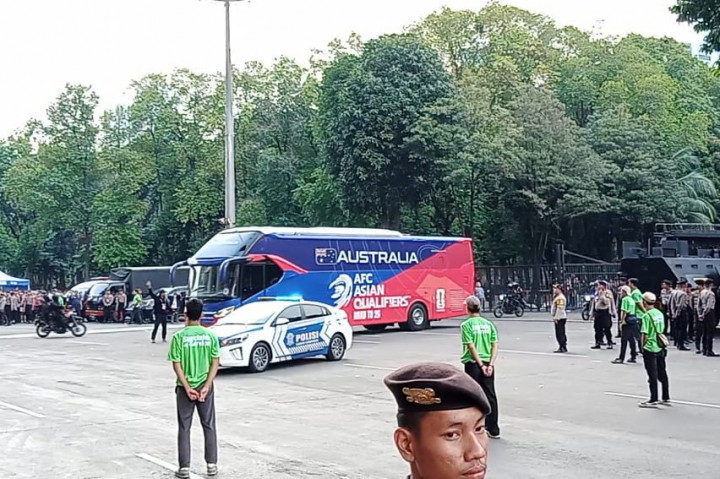 Tiba di SUGBK, Bus Timnas Australia Disambut Lautan Merah Suporter Indonesia