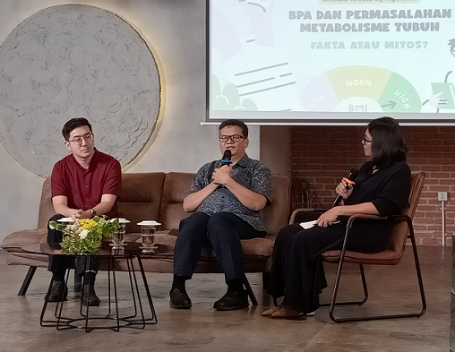 Dr. dr. Laurentius Aswin Pramono Sp.PD-KEMD dan Prof. Dr. Nugraha Edhi Suyatma, S.T.P., DEA dalam Diskusi Forum NGOBRAS. (Foto: Dok. Yuni)
