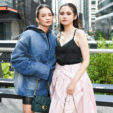 Enzy Storia dan Syifa Hadju saat menghadiri COach Show di New York Fashion Week 2025. (Foto: Dok. Instagram/@kanmogroup.fashion)