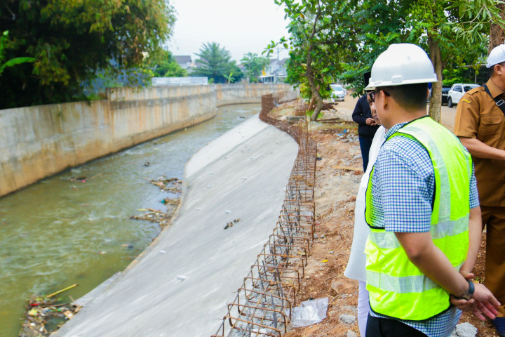 Pilar Tinjau Lanjutan Pembangunan Turap Kali Ciater Hilir Segmen Serpong Park - Laverde