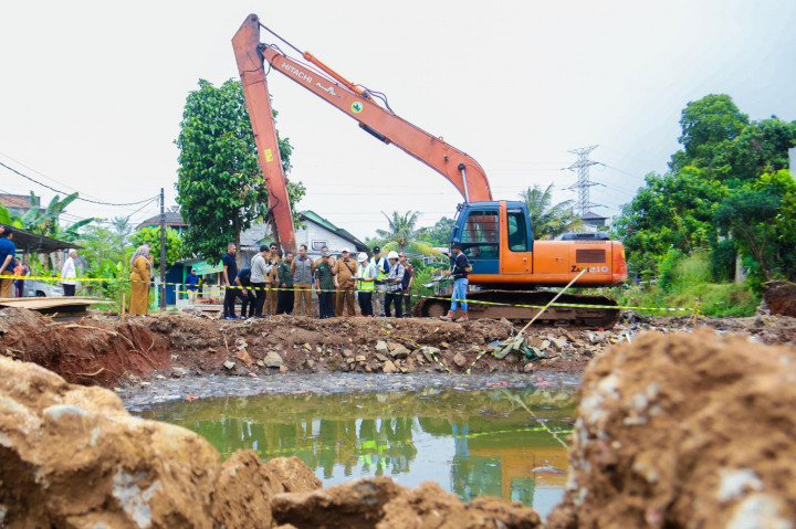 Pemkot Tangsel Bangun Turap di Ciputat Timur Antisipasi Banjir Menahun