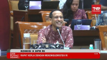 Pamit ke Komisi X DPR RI, Nadiem Bacakan Puisi