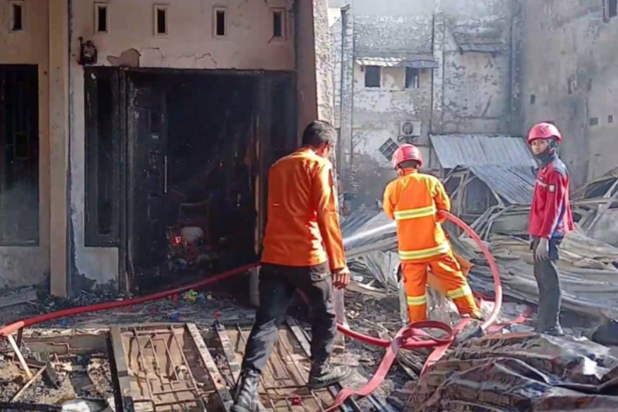 Ditinggal Pergi, Tempat Usaha dan 2 Mobil di Makassar Ludes Terbakar
