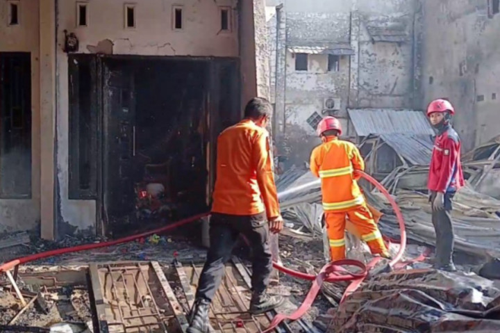 Ditinggal Pergi, Tempat Usaha dan 2 Mobil di Makassar Ludes Terbakar