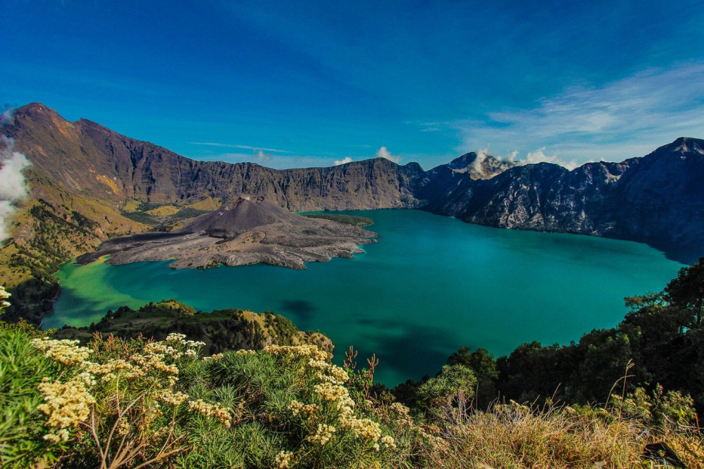 Kawah Gunung Rinjani. (Aldoarianto.87/Wikipedia)