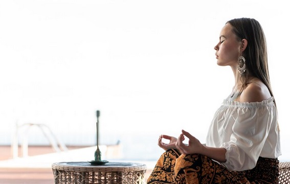 Meditasi telah mendapatkan popularitas karena manfaat kesehatannya yang mendalam. Ilustrasi-Freepik