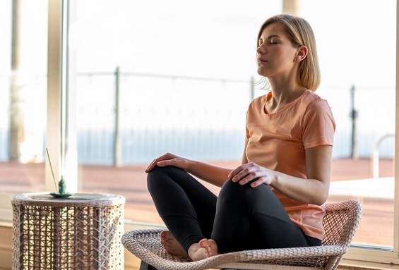 Lakukan meditasi di tempat terang. Jangan lupa untuk tidak menutup mata sepenuhnya. Ilustrasi-Freepik