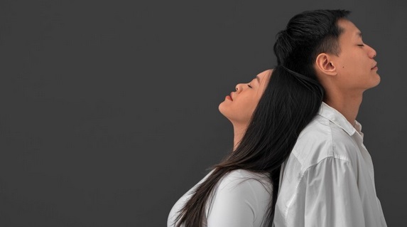 Yuk Catat! Ini Tanda-tanda Pasanganmu sedang Selingkuh secara Emosional