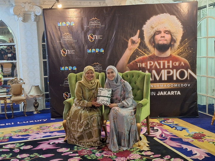 Khabib Nurmagomedov Datang, Oki Setiana Dewi Diminta Suami Pulang ke Indonesia