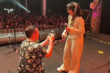 Romantis Banget! Vokalis Suara Kayu Dilamar Kekasih di Atas Panggung