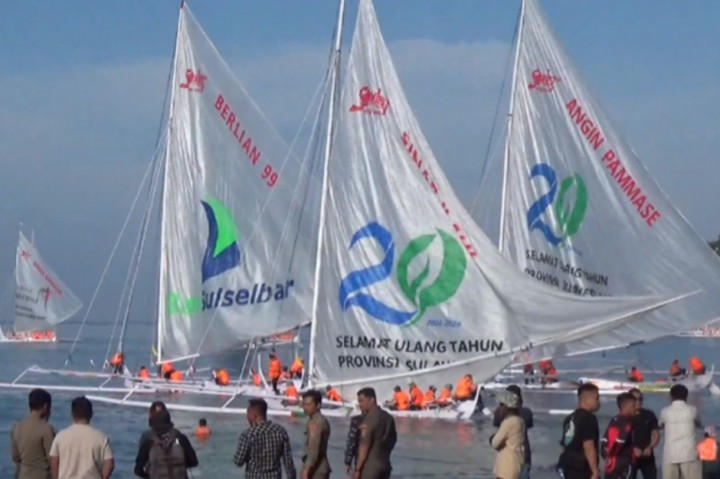 Puluhan Perahu Layar Tradisional Ikut Festival Sandeq Race 2024