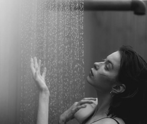 Benarkah Mandi Malam Berbahaya untuk Kesehatan? Ini Mitos dan Faktanya