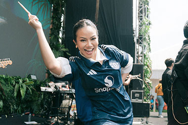 Yura Yunita Pamer Manggung Pakai Jersei Manchester United