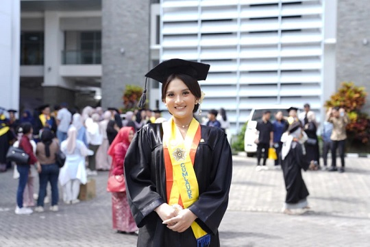 Cerita Shalsa Kuliah <i>Dual Degree</i> di UGM Lulus dengan IPK 3,93
