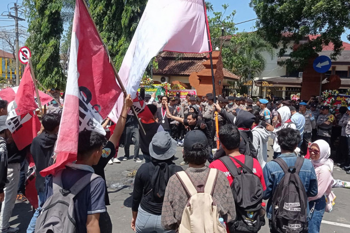 Kantor DPRD Cirebon Digeruduk Mahasiswa GMNI, Ada Apa?