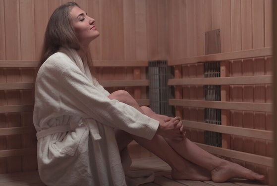 Panas yang menyengat di sauna mendorong tubuh mengeluarkan racun melalui keringat dan merangsang detak jantung. Hal ini hampir menyerupai efek olahraga sedang. Ilustrasi Freepik