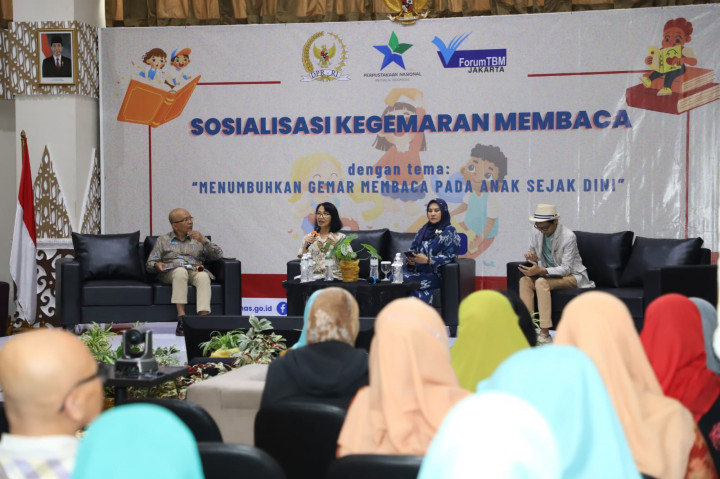 Orang Tua Diminta Beri Contoh Rutin Membaca Buku di Hadapan Anak