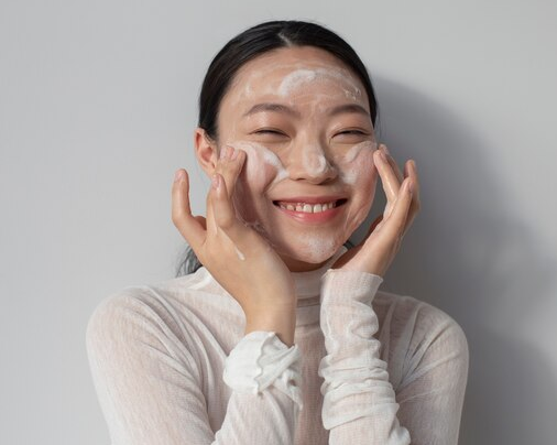 Double cleansing adalah mencuci muka dua kali, menggunakan dua bahan pencucian berbeda. (Foto: Ilustrasi. Dok. Freepik.com)