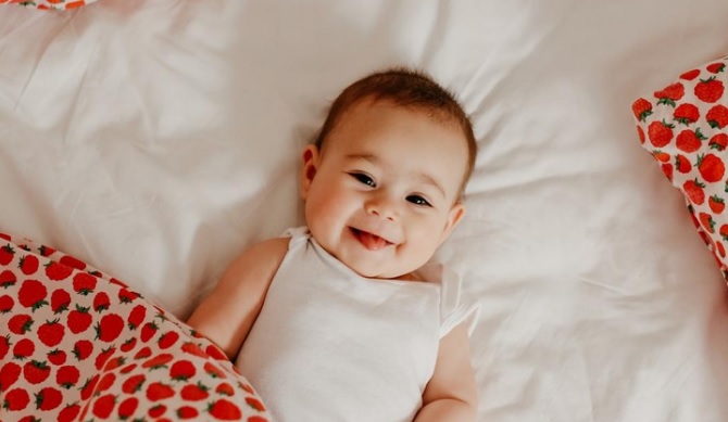 Mengenal 4 Jenis Senyuman Bayi Beserta Ciri-cirinya