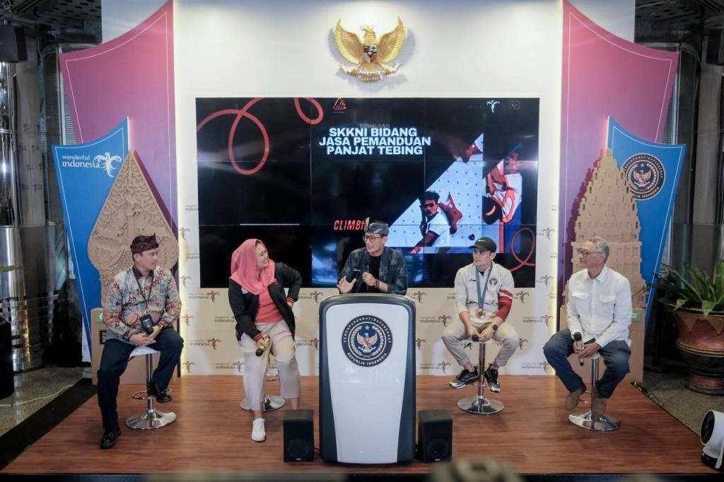 Kemenparekraf saat didatangi Federasi Panjat Tebing Indonesia (FPTI). Dok. Kemenparekraf 