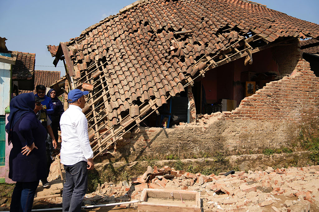 Ilham Habibie Kunjungi Lokasi Gempa di Kabupaten Bandung