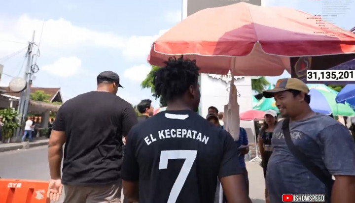 IRL Streaming di Bali IShowSpeed Pakai Jersey El Kecepatan