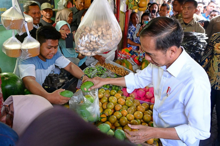 Blusukan ke Pasar Dukuh Kupang, Jokowi Cek Harga dan Interaksi dengan Warga