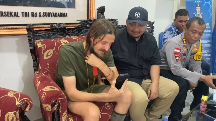 Tangis Kapten Philip Pecah saat Panggilan Video dengan Keluarga