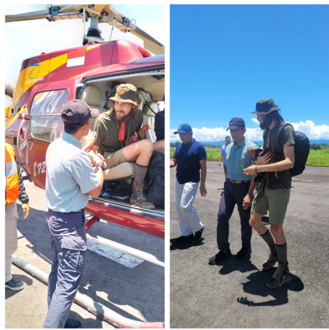  Pilot Susi Air, Philip Mark Mehrtens membawa seekor ayam saat dibebaskan dari KKB. Foto: Istimewa