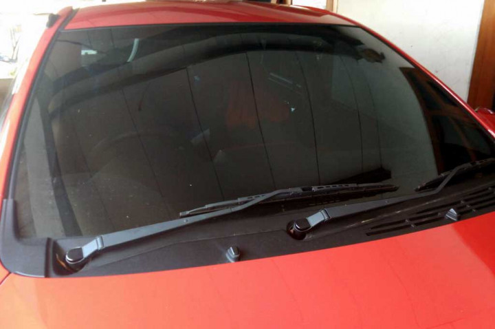 Tips Menjaga Kaca Depan Mobil Agar Tidak Berjamur dan Cara Membersihkannya