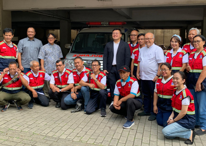 Abraham Garuda Laksono Serahkan Ambulans untuk Gereja di Tangerang